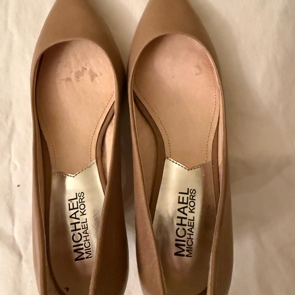 Michael Kors Tan Kitten Heel Pumps, GUC, Size 5. - Picture 8 of 14